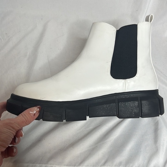 BP. Niya Lug sole Chelsea boot in white - Picture 3 of 11